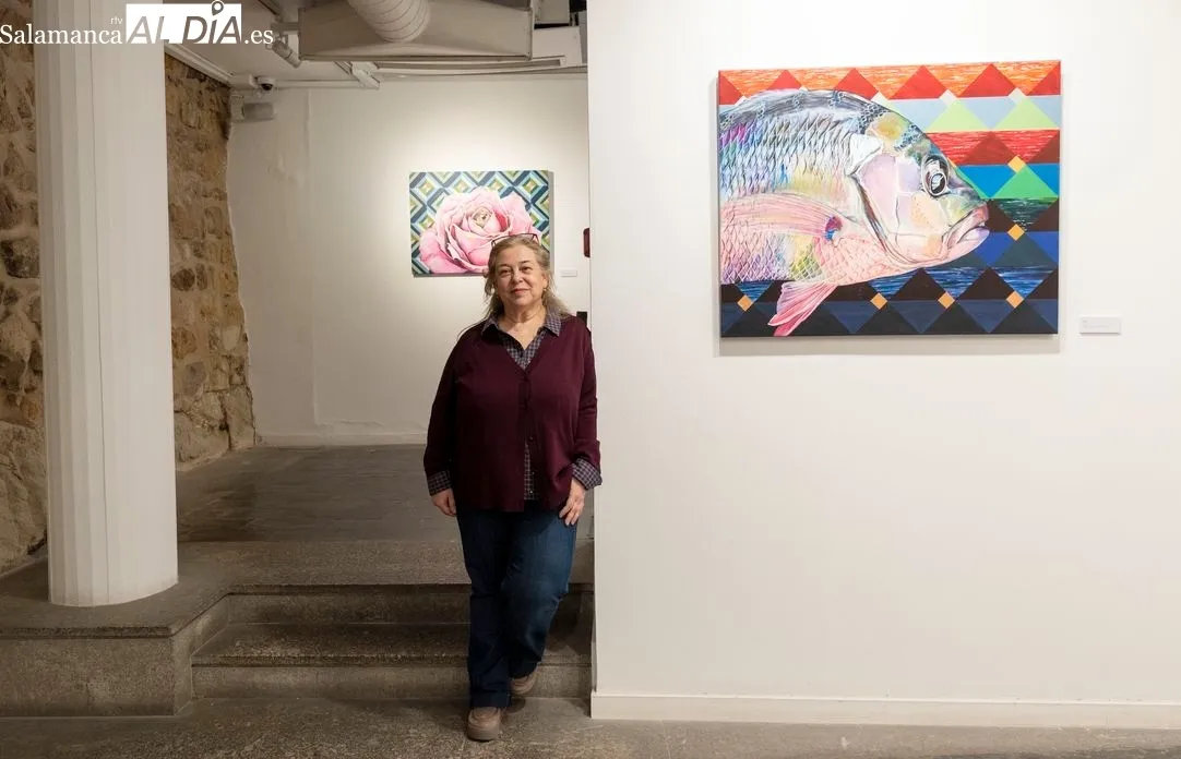 Raquel Pérez Giráldez junto a sus obras en La Salina | Fotos: Carmen Borrego