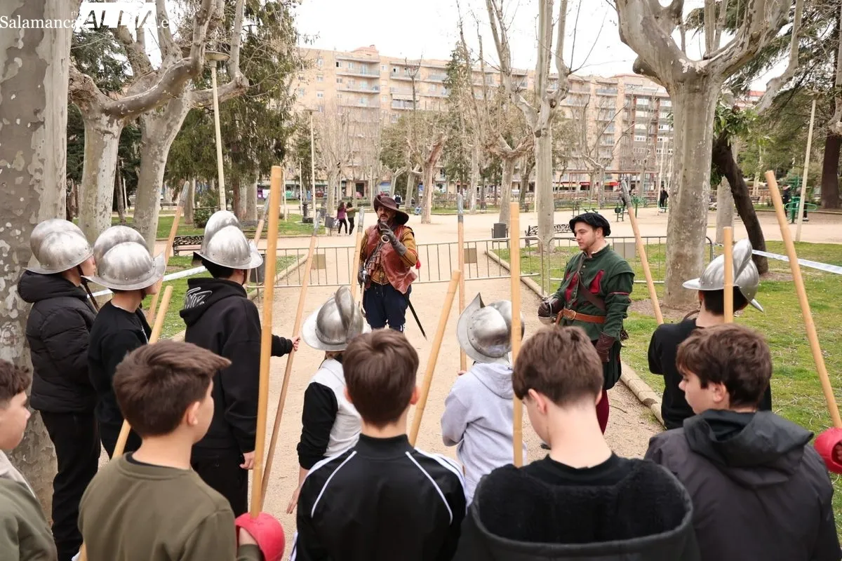  Más de 200 escolares salmantinos viajan al siglo XVI con los Tercios. Recreación histórica en la Alamedilla. Foto de David Sañudo