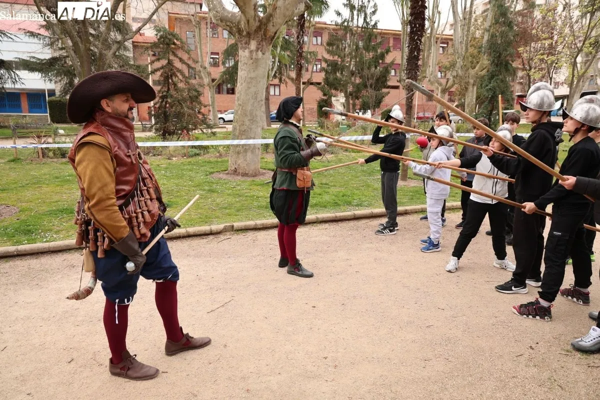  Más de 200 escolares salmantinos viajan al siglo XVI con los Tercios. Recreación histórica en la Alamedilla. Foto de David Sañudo