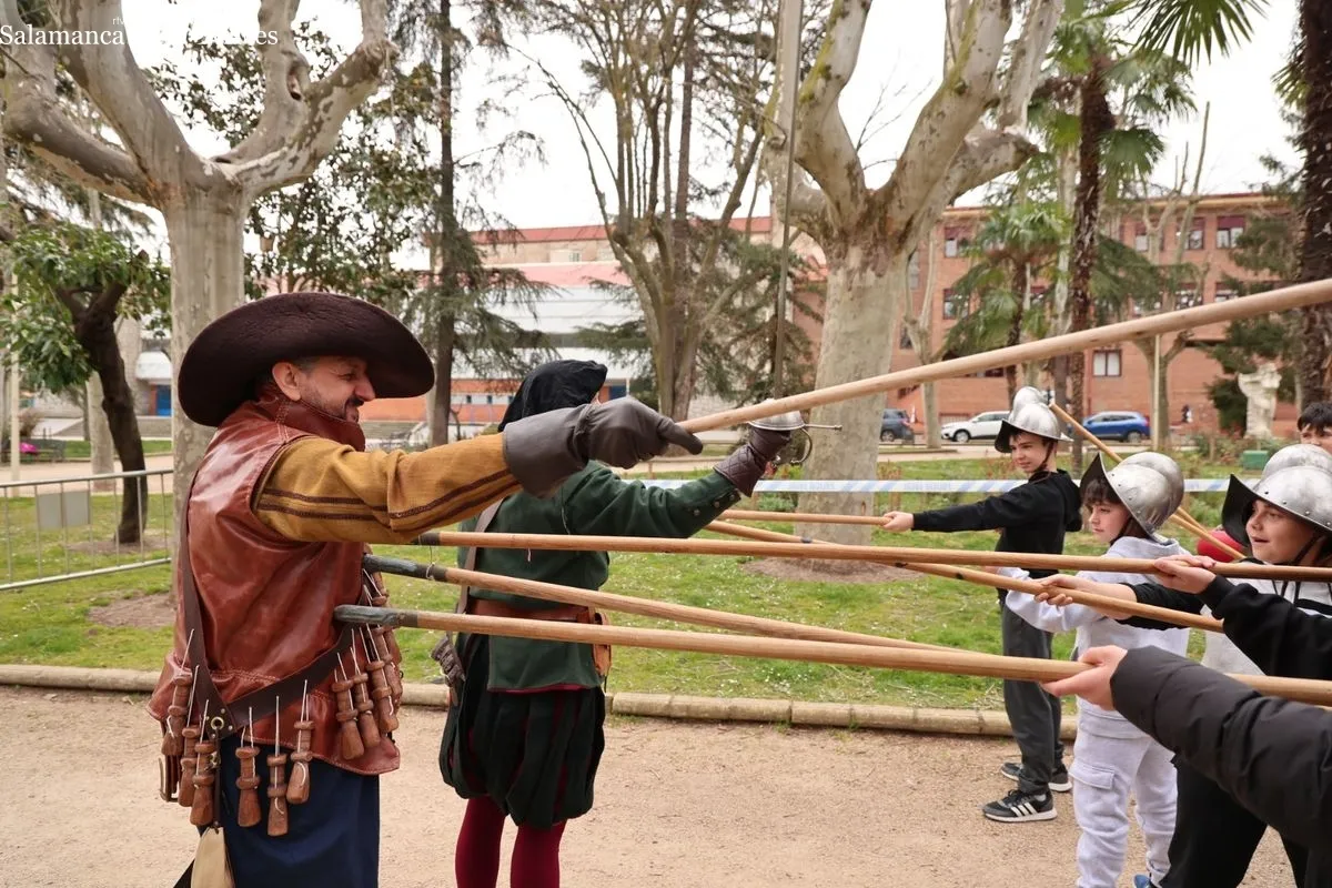  Más de 200 escolares salmantinos viajan al siglo XVI con los Tercios. Recreación histórica en la Alamedilla. Foto de David Sañudo