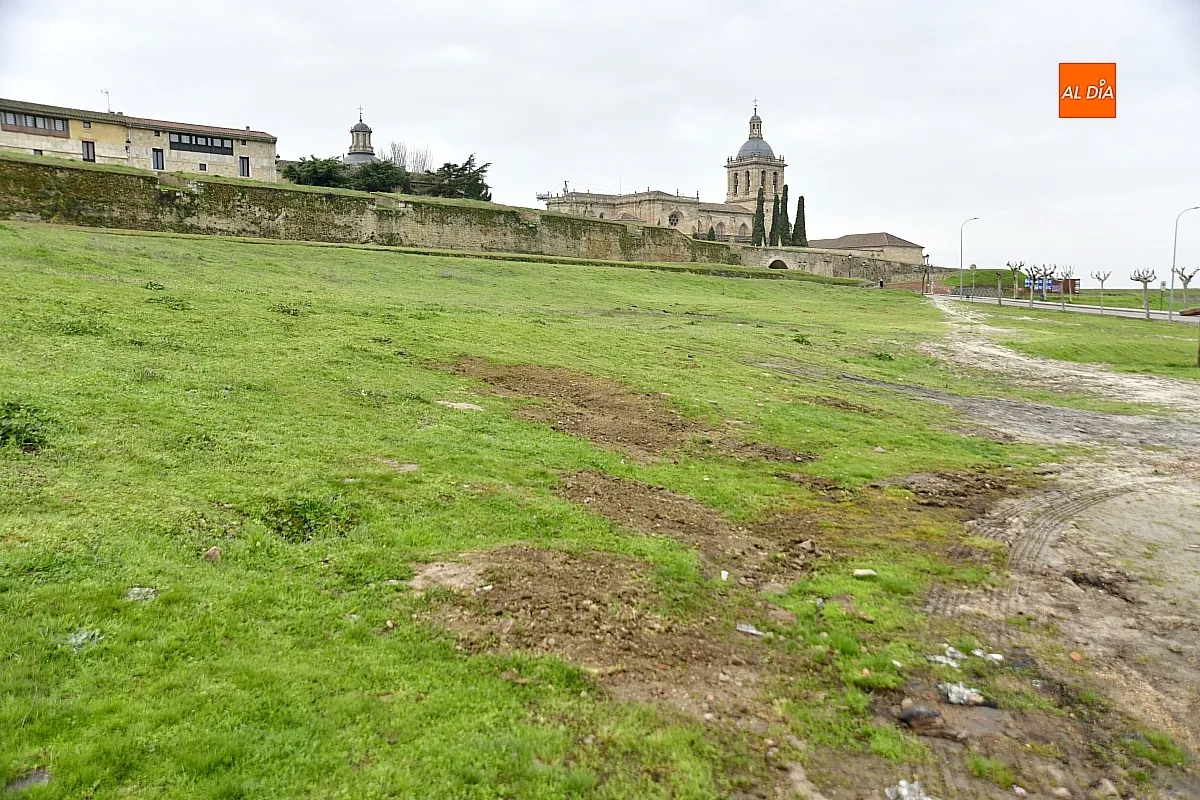 Trabajos de reacondicionado del glacis de la muralla mirobrigense