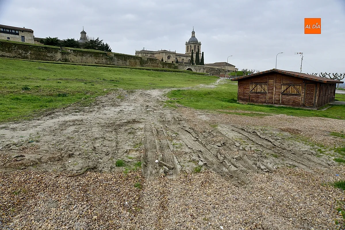 Trabajos de reacondicionado del glacis de la muralla mirobrigense