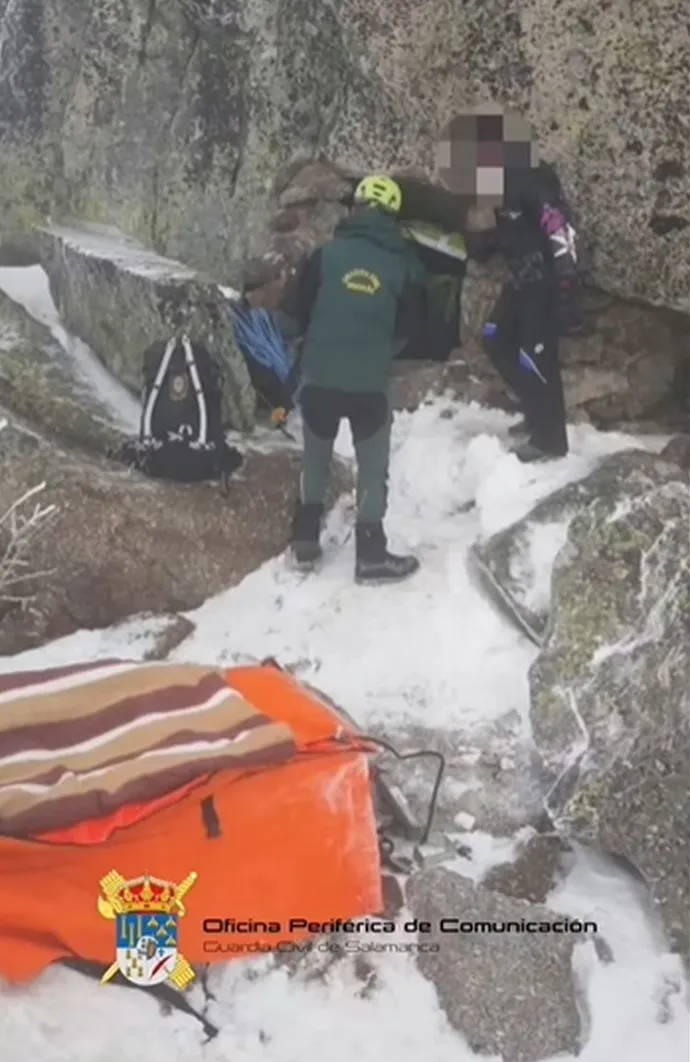 Foto 2 - V&Iacute;DEO | Rescatados tres monta&ntilde;eros tras horas refugiados en una cueva de Candelario