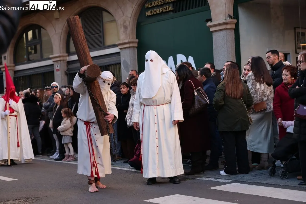 La Hermandad del Perdón procesiona con un preso en libertad condicional | FOTOS: David Sañudo 