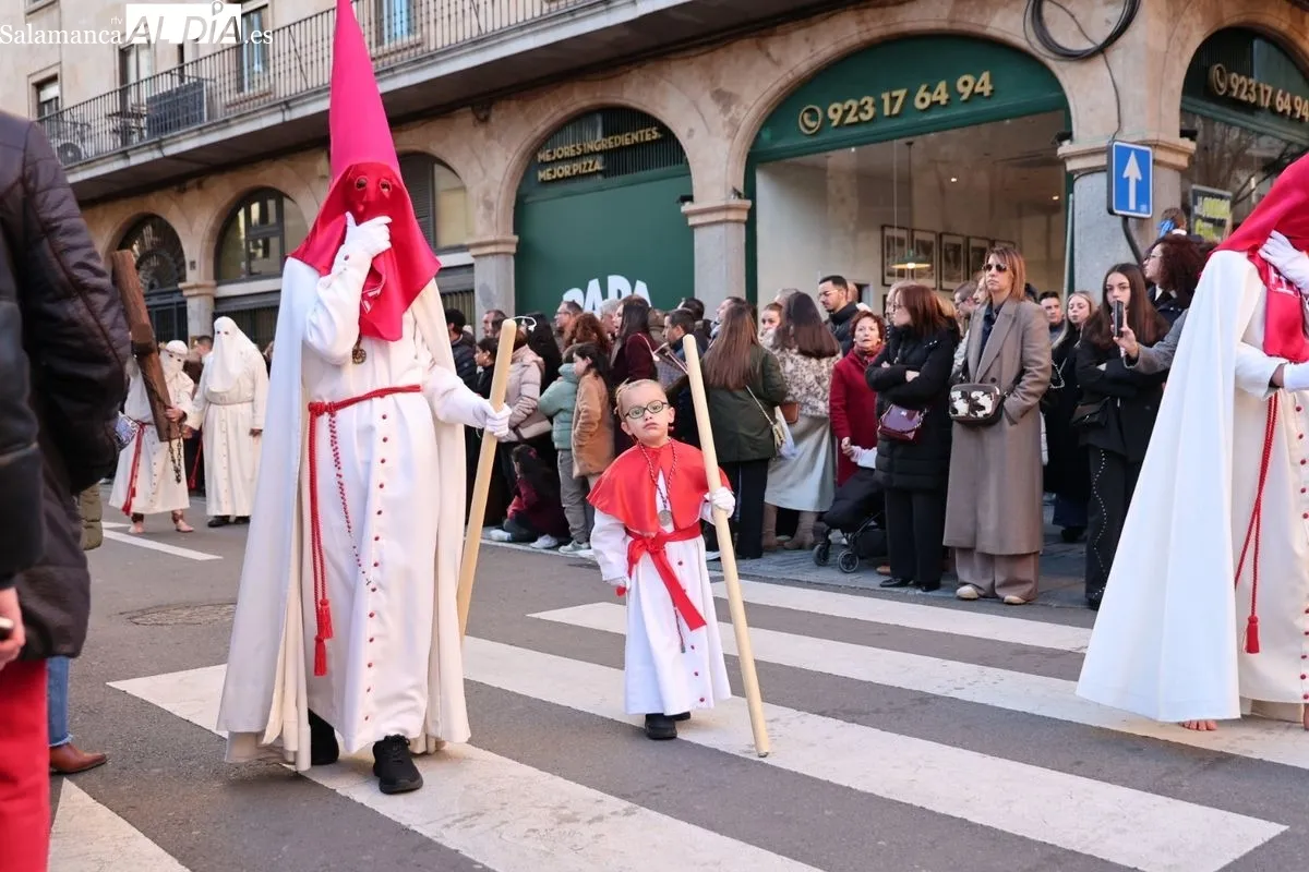 La Hermandad del Perdón procesiona con un preso en libertad condicional | FOTOS: David Sañudo 