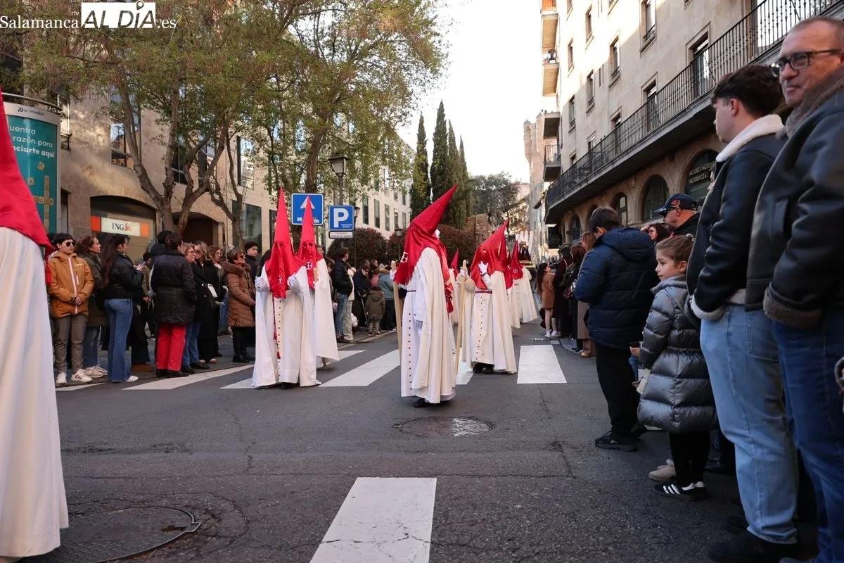 La Hermandad del Perdón procesiona con un preso en libertad condicional | FOTOS: David Sañudo 