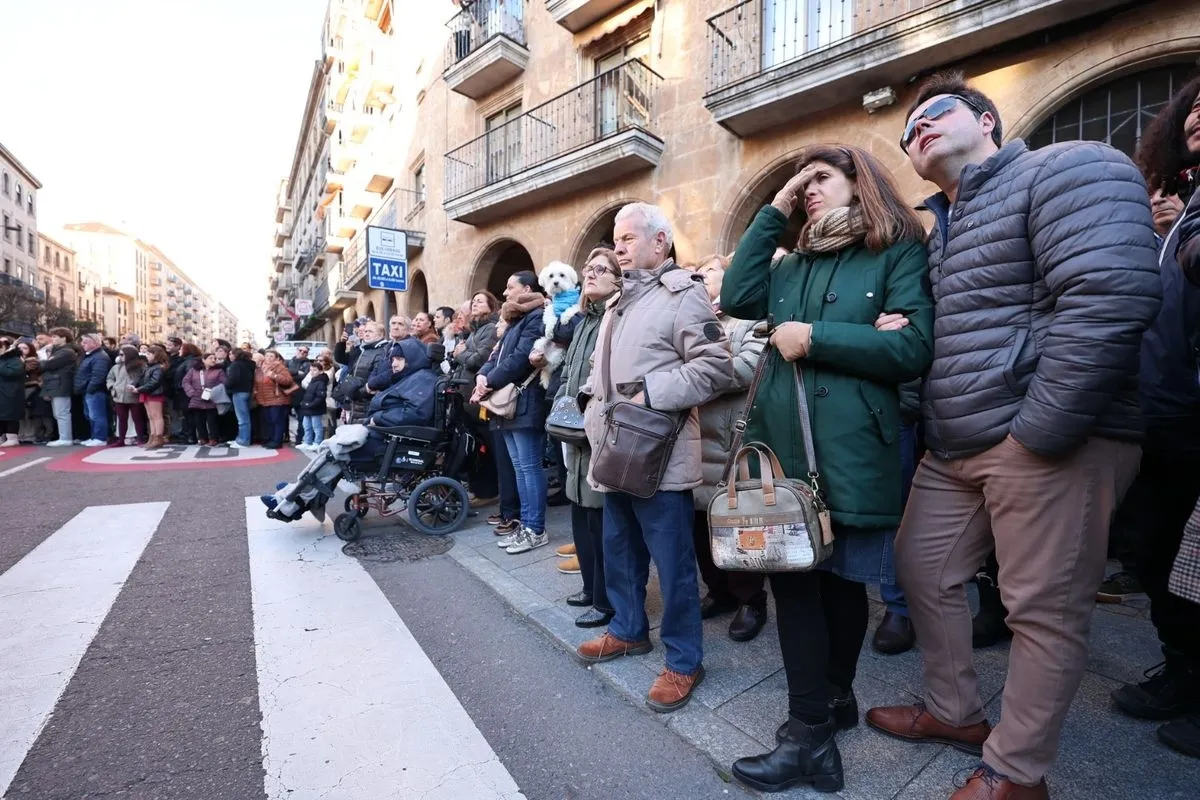 La Hermandad del Perdón procesiona con un preso en libertad condicional | FOTOS: David Sañudo 