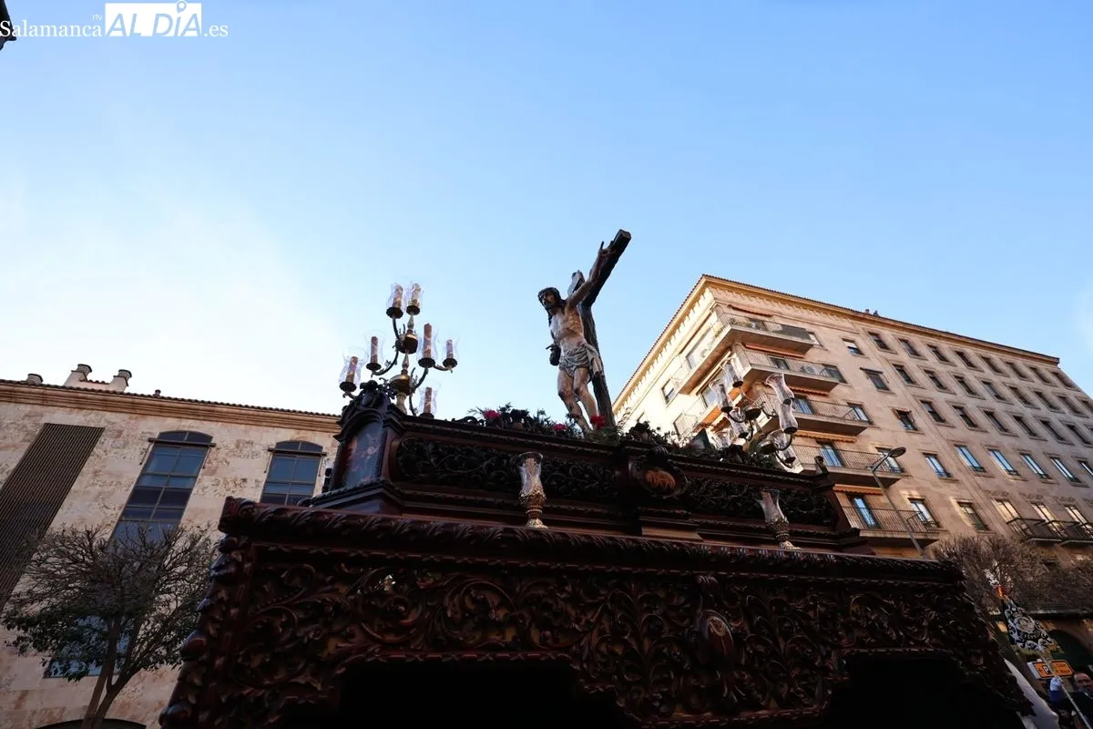 La Hermandad del Perdón procesiona con un preso en libertad condicional | FOTOS: David Sañudo 
