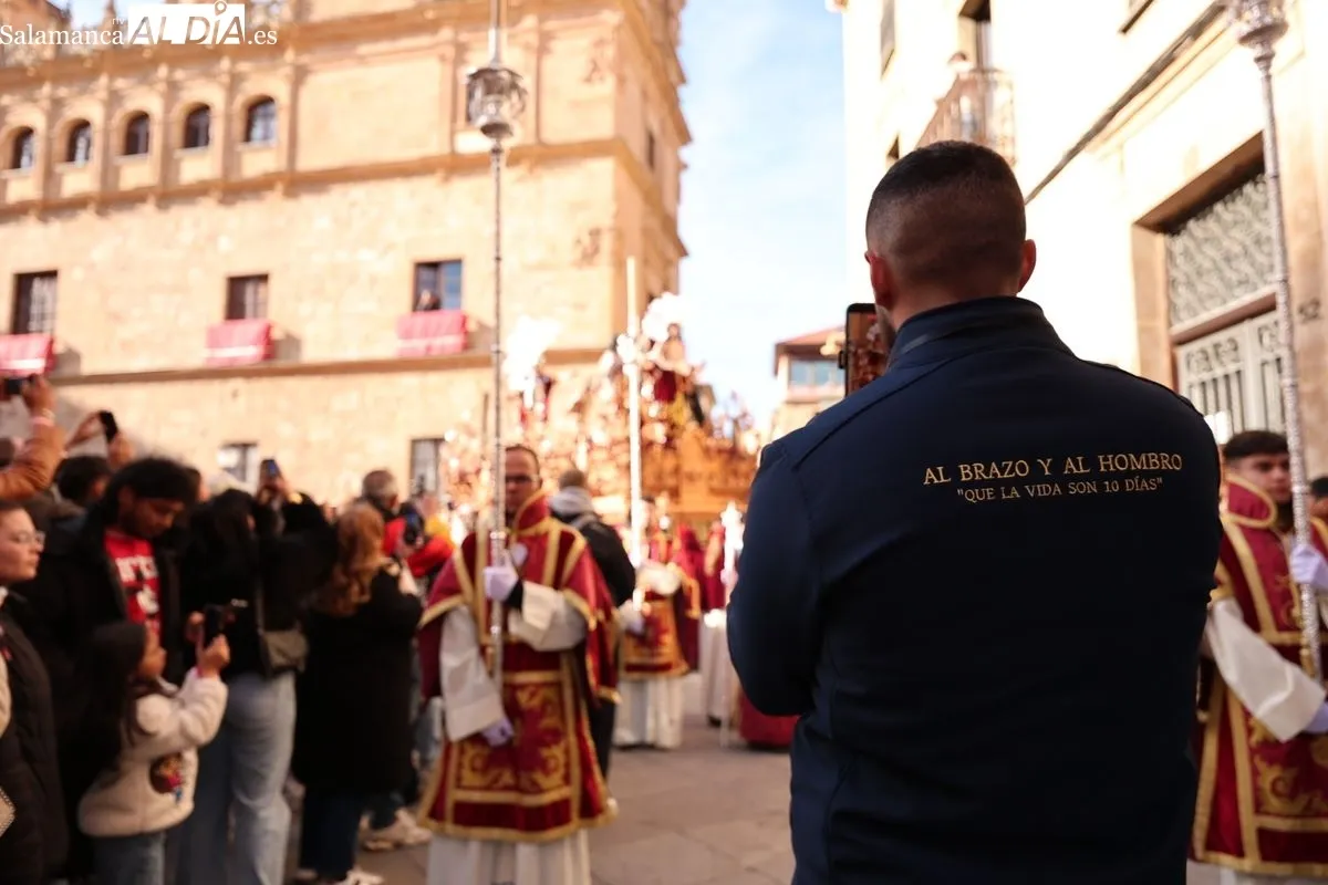 Sobrecogedora salida de Jesús Despojado desde la Purísima | FOTOS: David Sañudo
