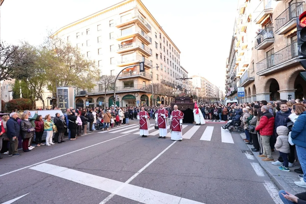 La Hermandad del Perdón procesiona con un preso en libertad condicional | FOTOS: David Sañudo 