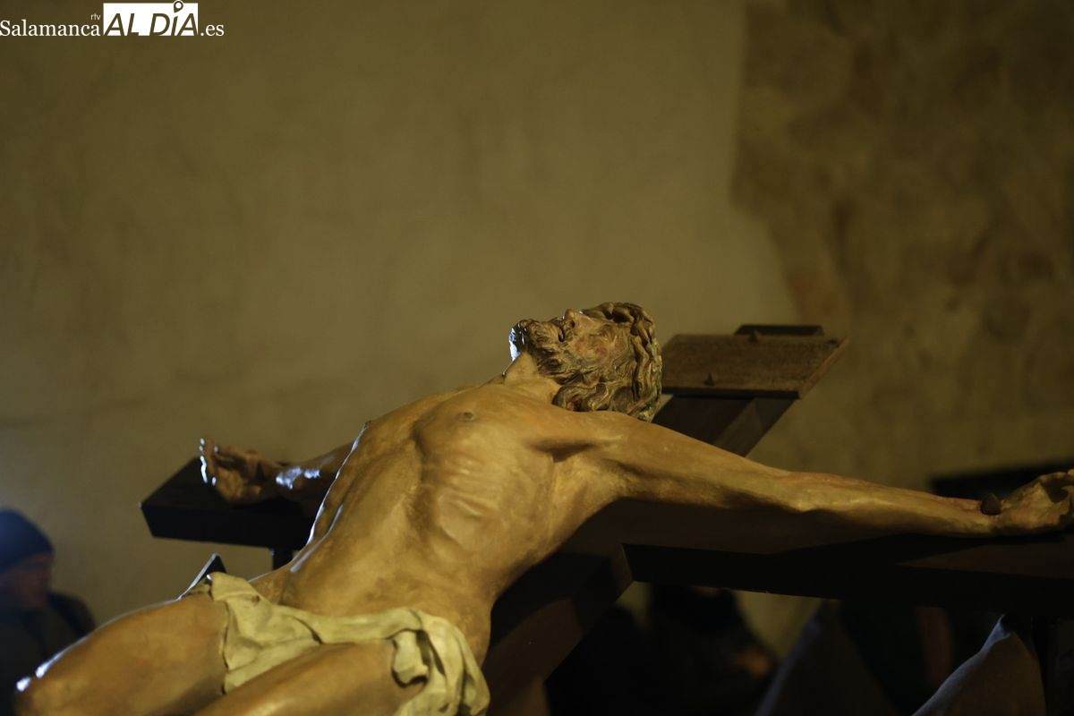 VÍDEO Y FOTOS | Austera y emocionante procesión del Cristo de la Humildad en Salamanca en su décimo aniversario 