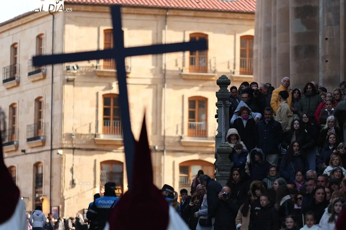 Sobrecogedora salida de Jesús Despojado desde la Purísima | FOTOS: David Sañudo