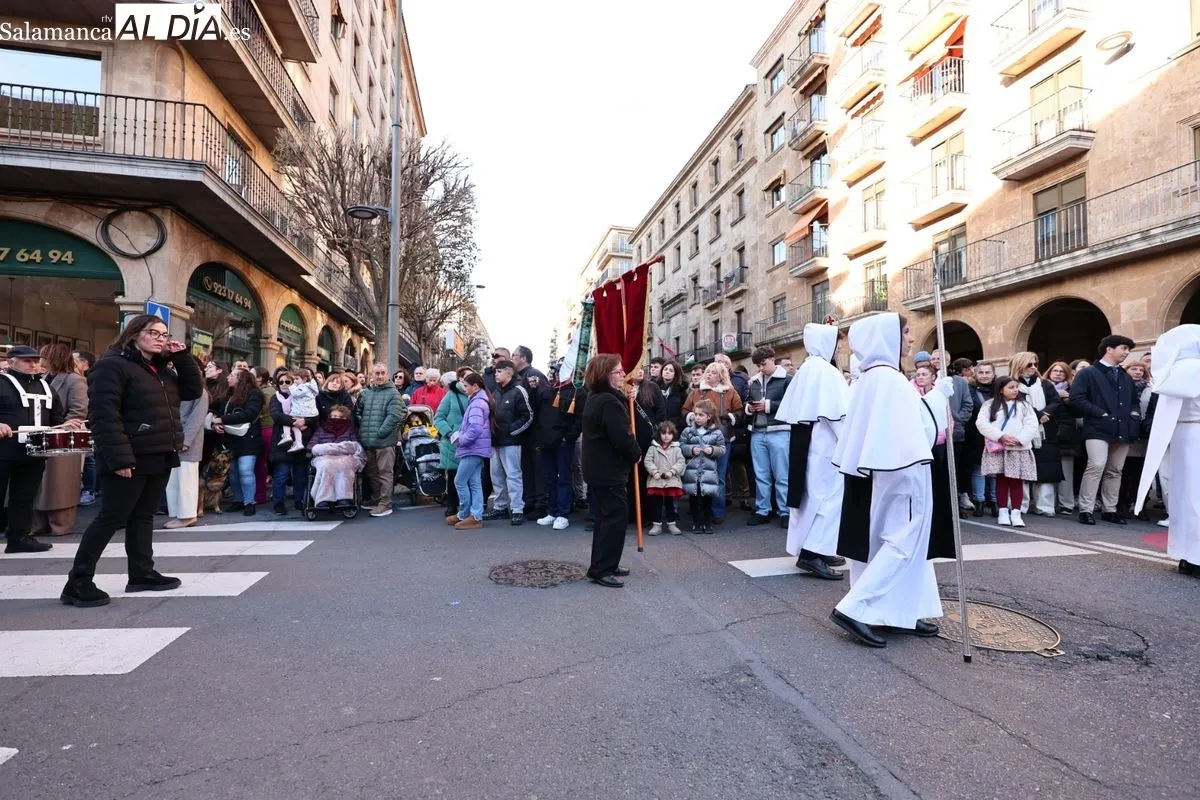 La Hermandad del Perdón procesiona con un preso en libertad condicional | FOTOS: David Sañudo 