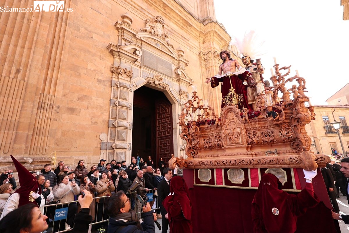 VÍDEO Y FOTOS | Multitudinaria salida de Jesús Despojado desde la Purísima