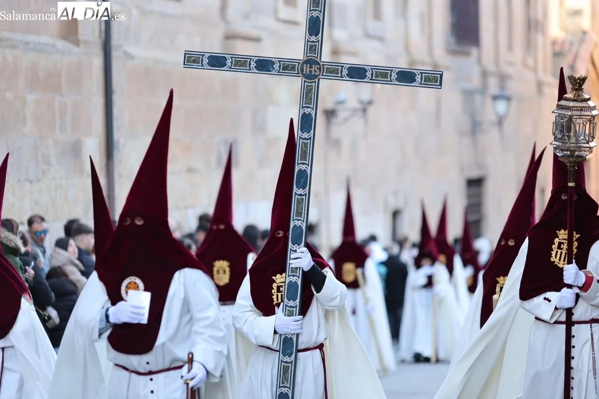 Sobrecogedora salida de Jesús Despojado desde la Purísima | FOTOS: David Sañudo