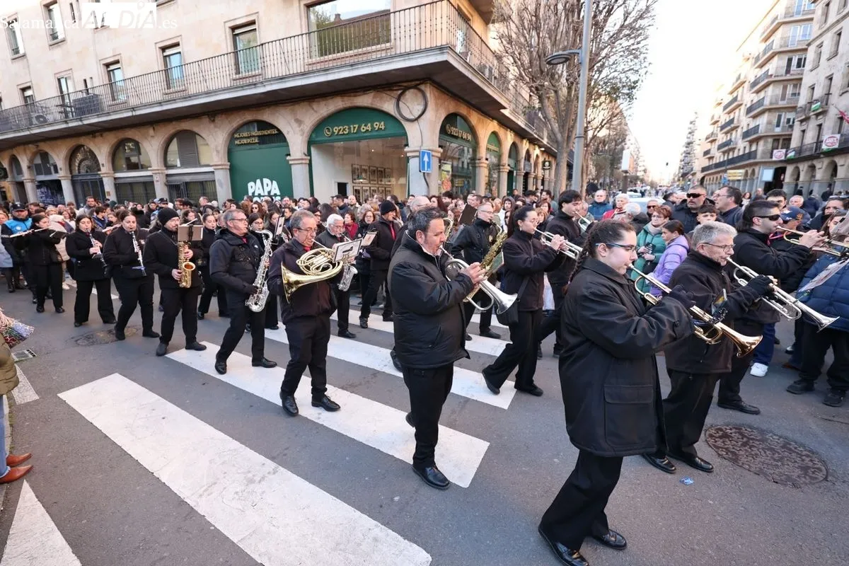 La Hermandad del Perdón procesiona con un preso en libertad condicional | FOTOS: David Sañudo 