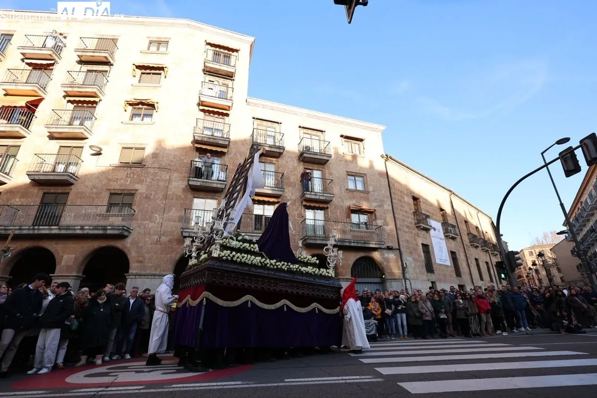 La Hermandad del Perdón procesiona con un preso en libertad condicional | FOTOS: David Sañudo 