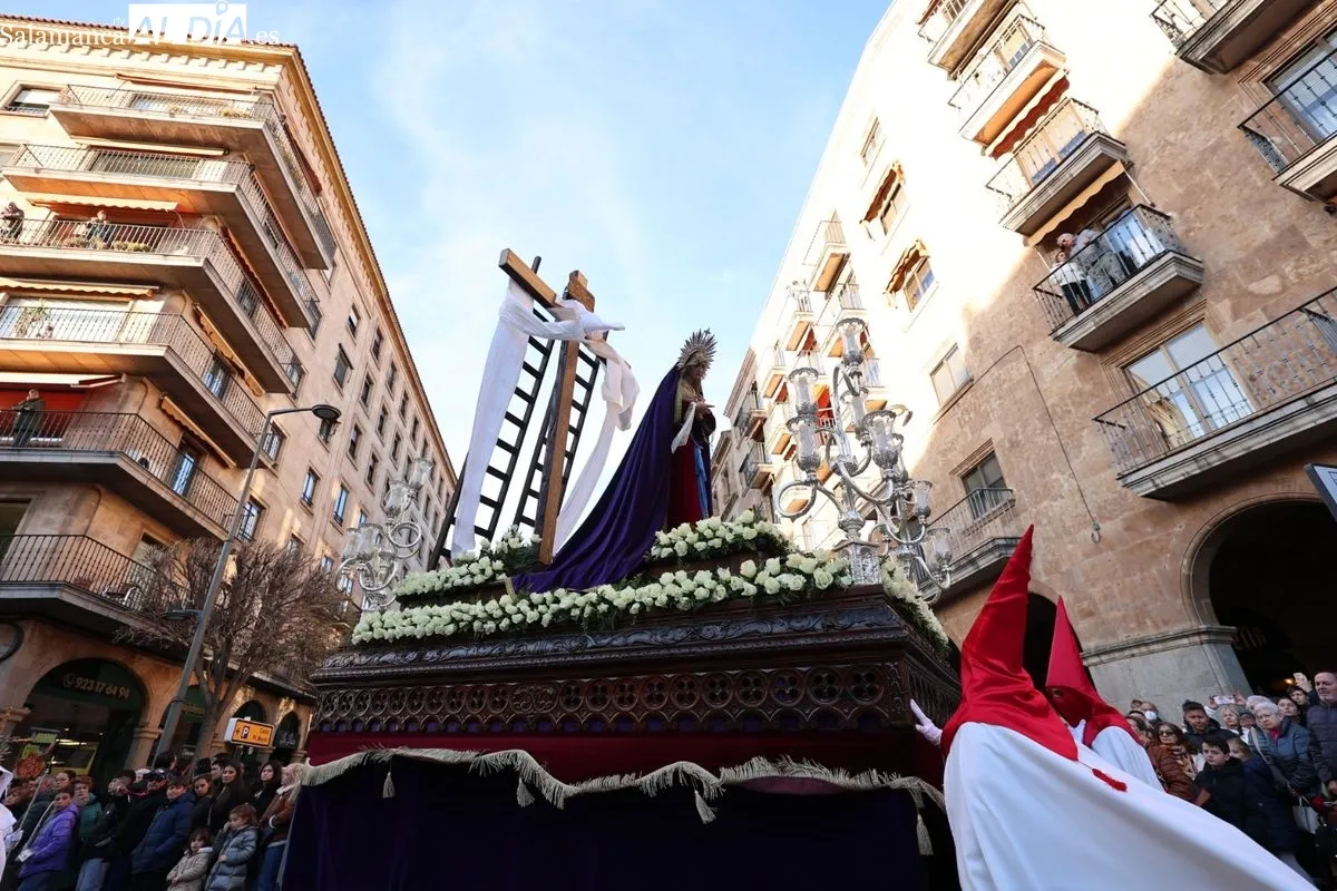 La Hermandad del Perdón procesiona con un preso en libertad condicional | FOTOS: David Sañudo 