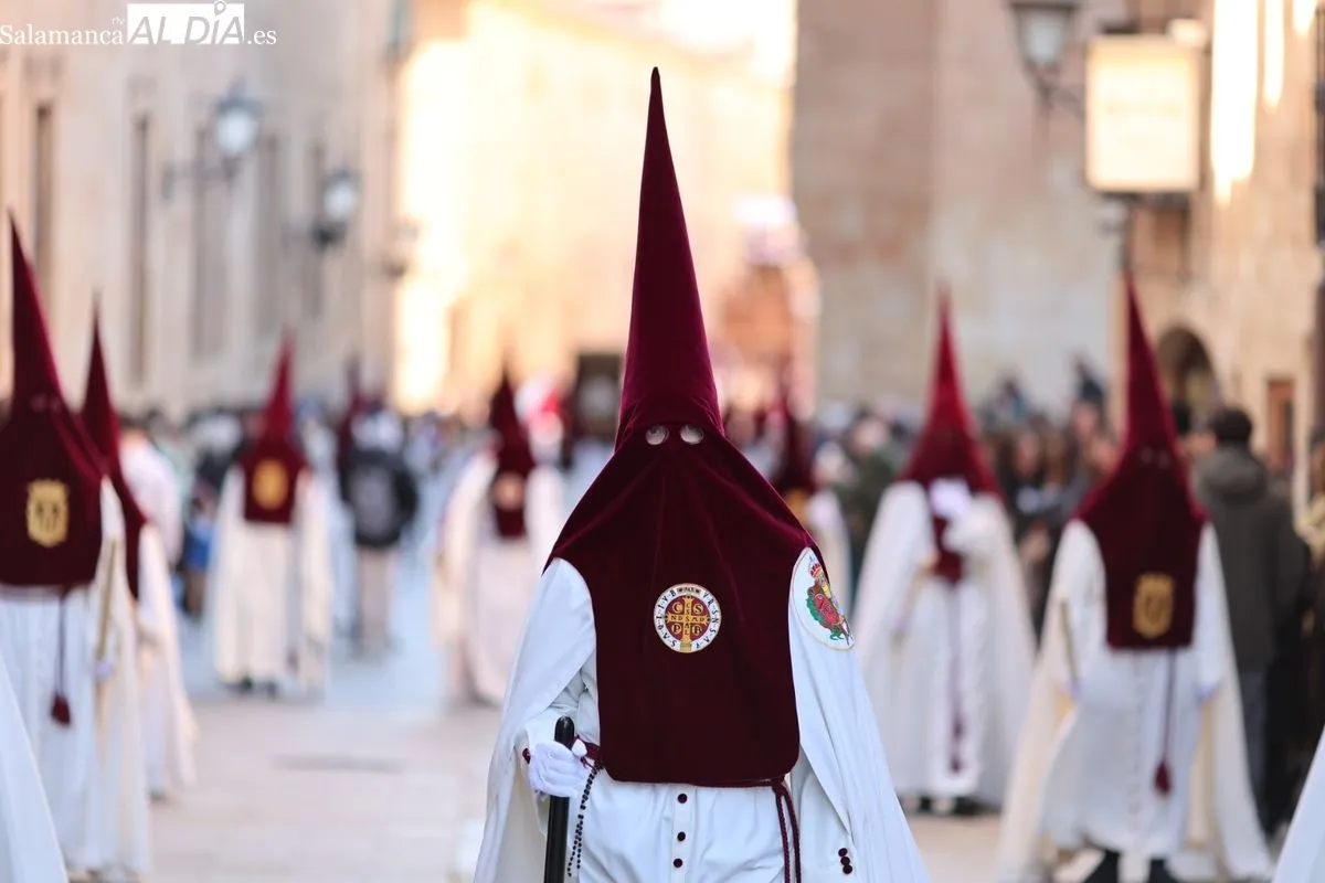 Sobrecogedora salida de Jesús Despojado desde la Purísima | FOTOS: David Sañudo