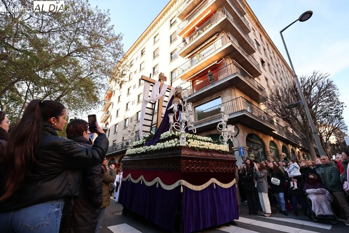 La Hermandad del Perdón procesiona con un preso en libertad condicional | FOTOS: David Sañudo 