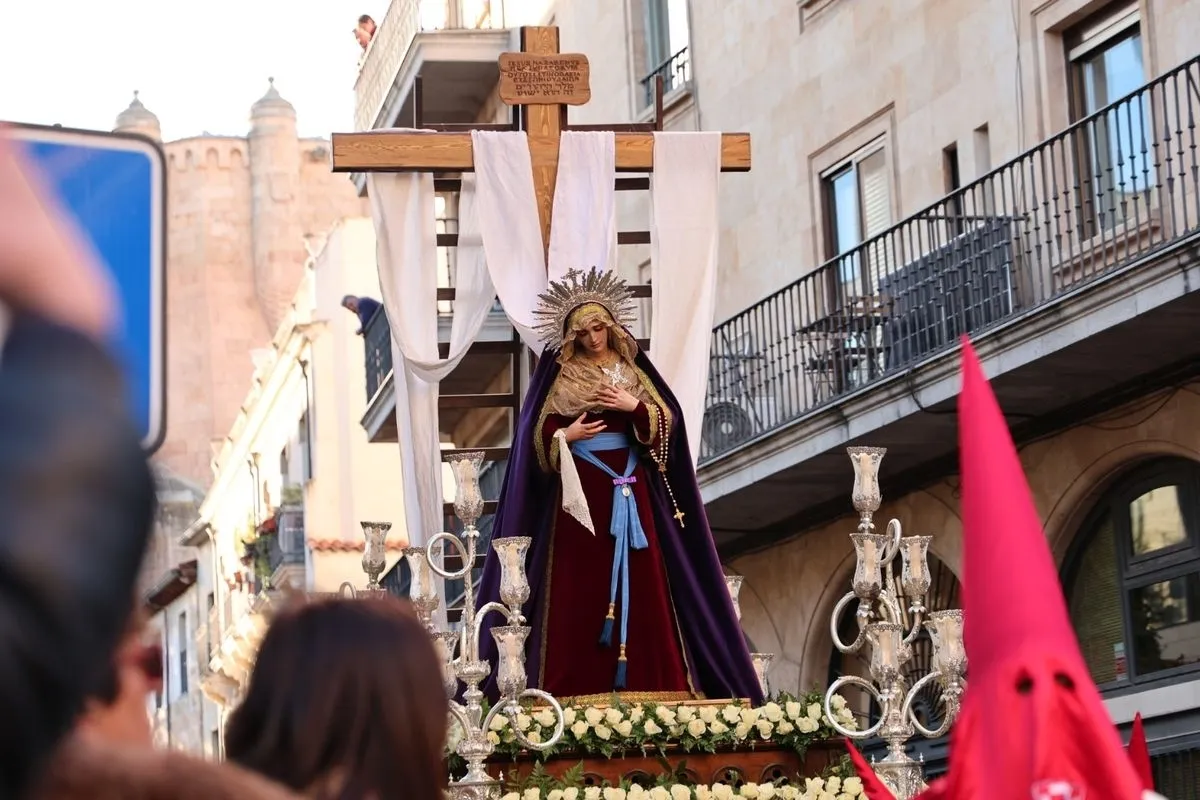 La Hermandad del Perdón procesiona con un preso en libertad condicional | FOTOS: David Sañudo 