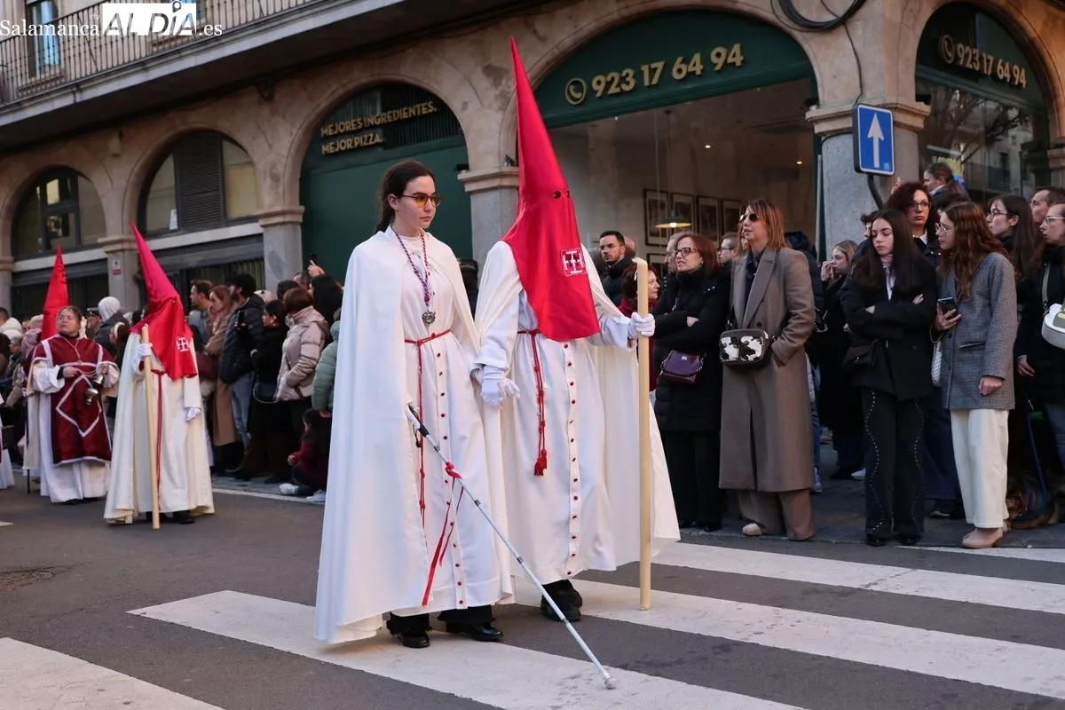 La Hermandad del Perdón procesiona con un preso en libertad condicional | FOTOS: David Sañudo 