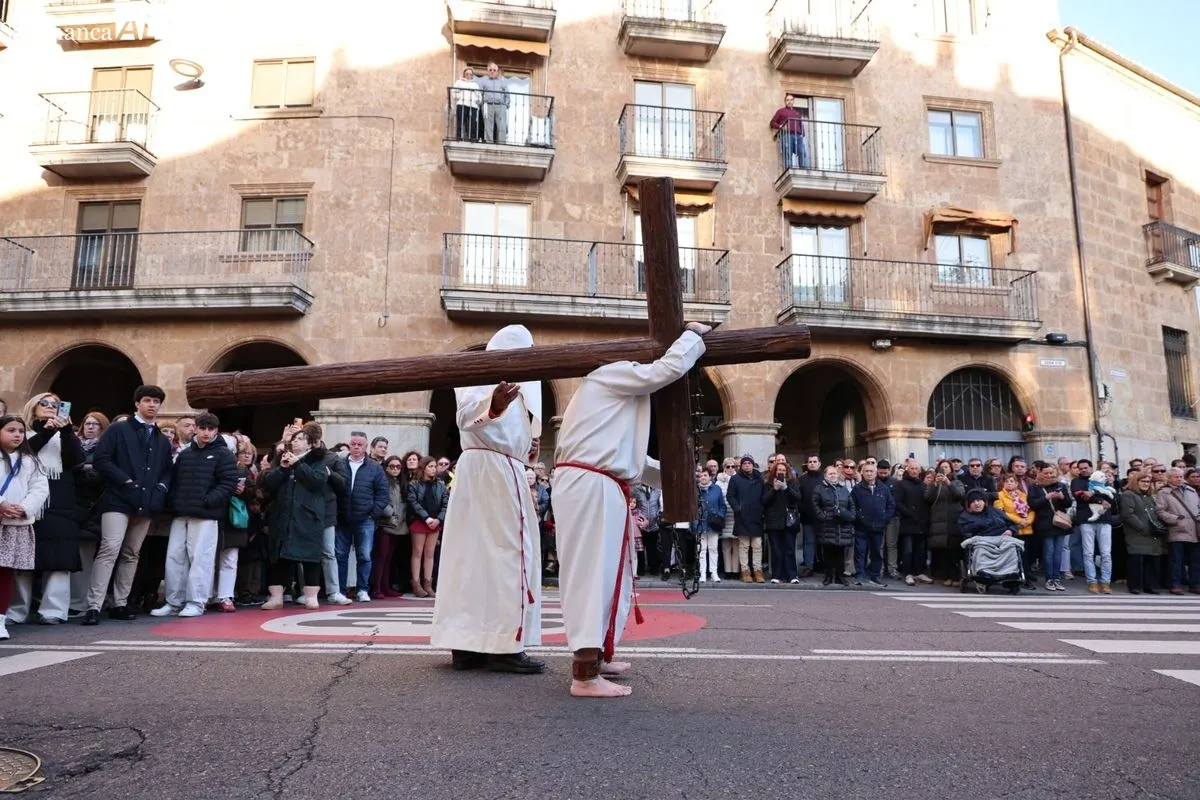 La Hermandad del Perdón procesiona con un preso en libertad condicional | FOTOS: David Sañudo 