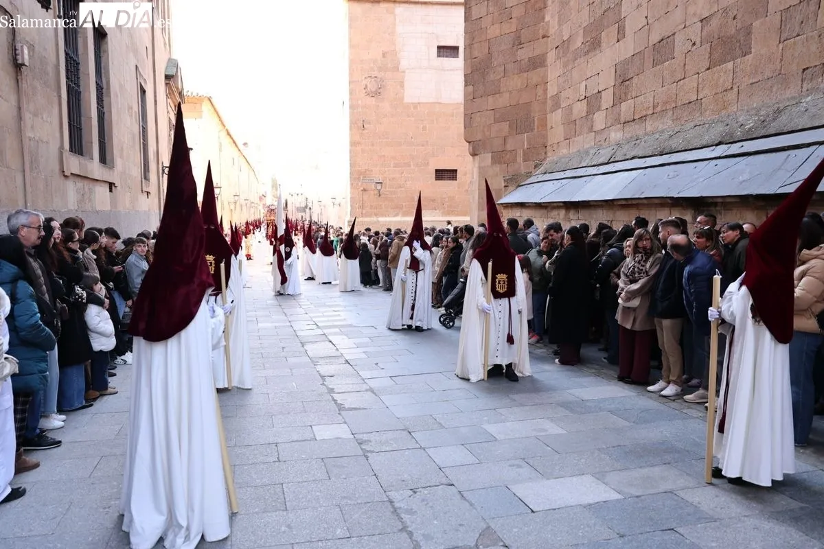 Sobrecogedora salida de Jesús Despojado desde la Purísima | FOTOS: David Sañudo