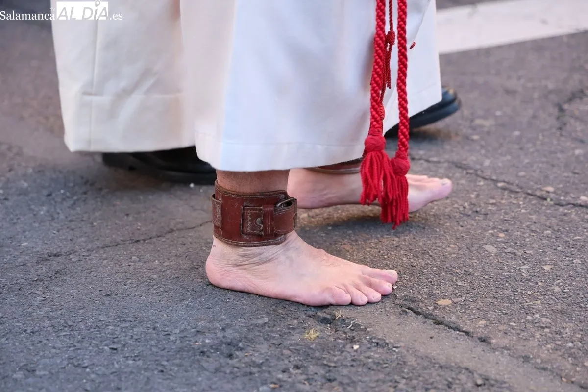 La Hermandad del Perdón procesiona con un preso en libertad condicional | FOTOS: David Sañudo 