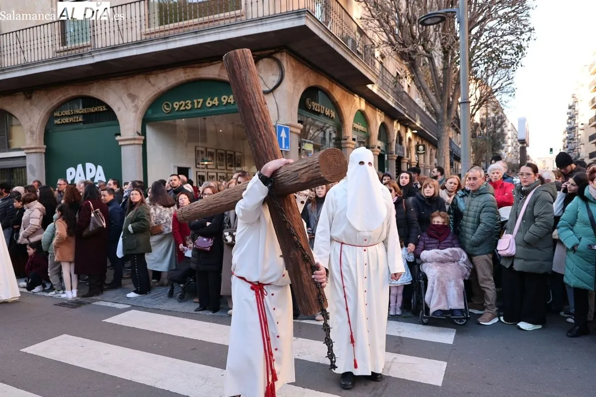 La Hermandad del Perdón procesiona con un preso en libertad condicional | FOTOS: David Sañudo 