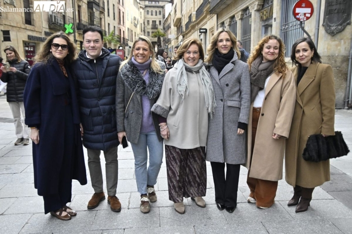 FOTOS | Cayetana Álvarez de Toledo pasea por Salamanca para arropar a Mañueco: Vox se ha convertido en una minoría de bloqueo (FOTOS)
