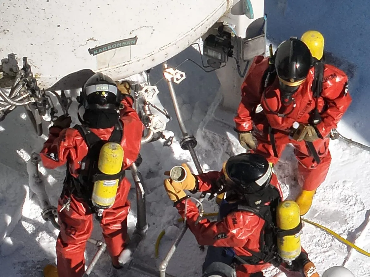 El equipo de intervención del Grupo de Intervención en Emergencias Tecnológicas y Medioambientales (GIETMA) ha realizado el taponamiento de la fuga de gas natural licuado (GNL) en Fuentes de Béjar. Foto: UME