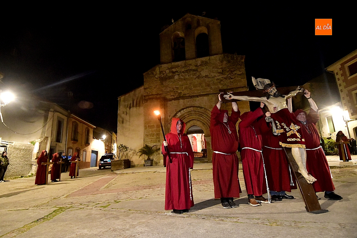 La portada románica de San Andrés acoge el Vía Crucis parroquial