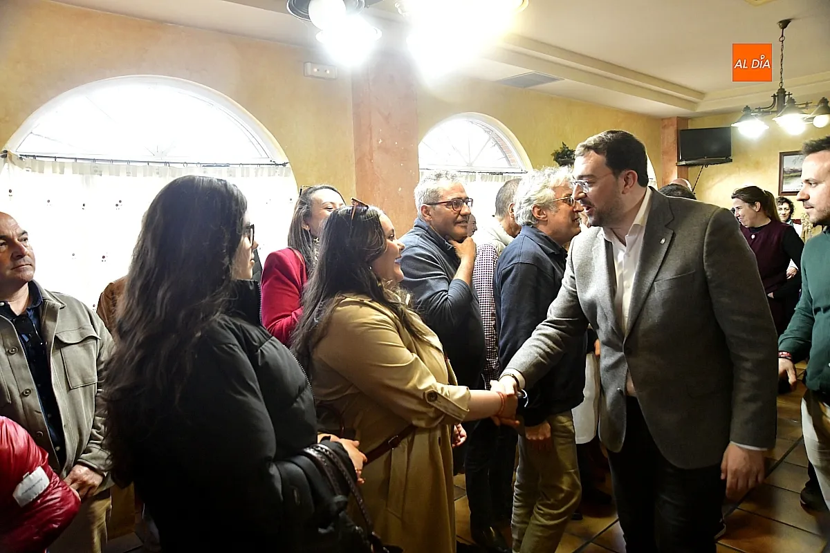 Alcaldes y militantes socialistas de la comarca de Ciudad Rodrigo arropan a Adrián Barbón en un acto de cierre de campaña