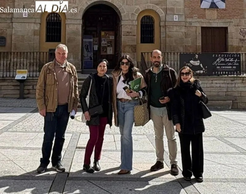 Foto 2 - Los candidatos de Vox por Salamanca visitan Alba de Tormes a cuatro d&iacute;as de las elecciones