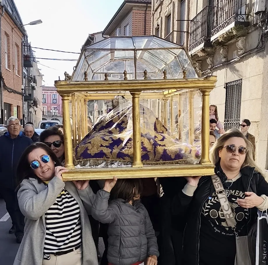Foto 3 - Tradici&oacute;n y devoci&oacute;n acompa&ntilde;an al Santo Cristo de la Cama en su llegada a la ermita de San Luis