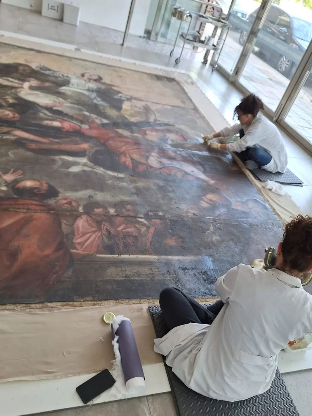 Visita de Rosa López al taller de Uffizi donde se restaura el cuadro de 'La Asunción de la Virgen', de Vitigudino