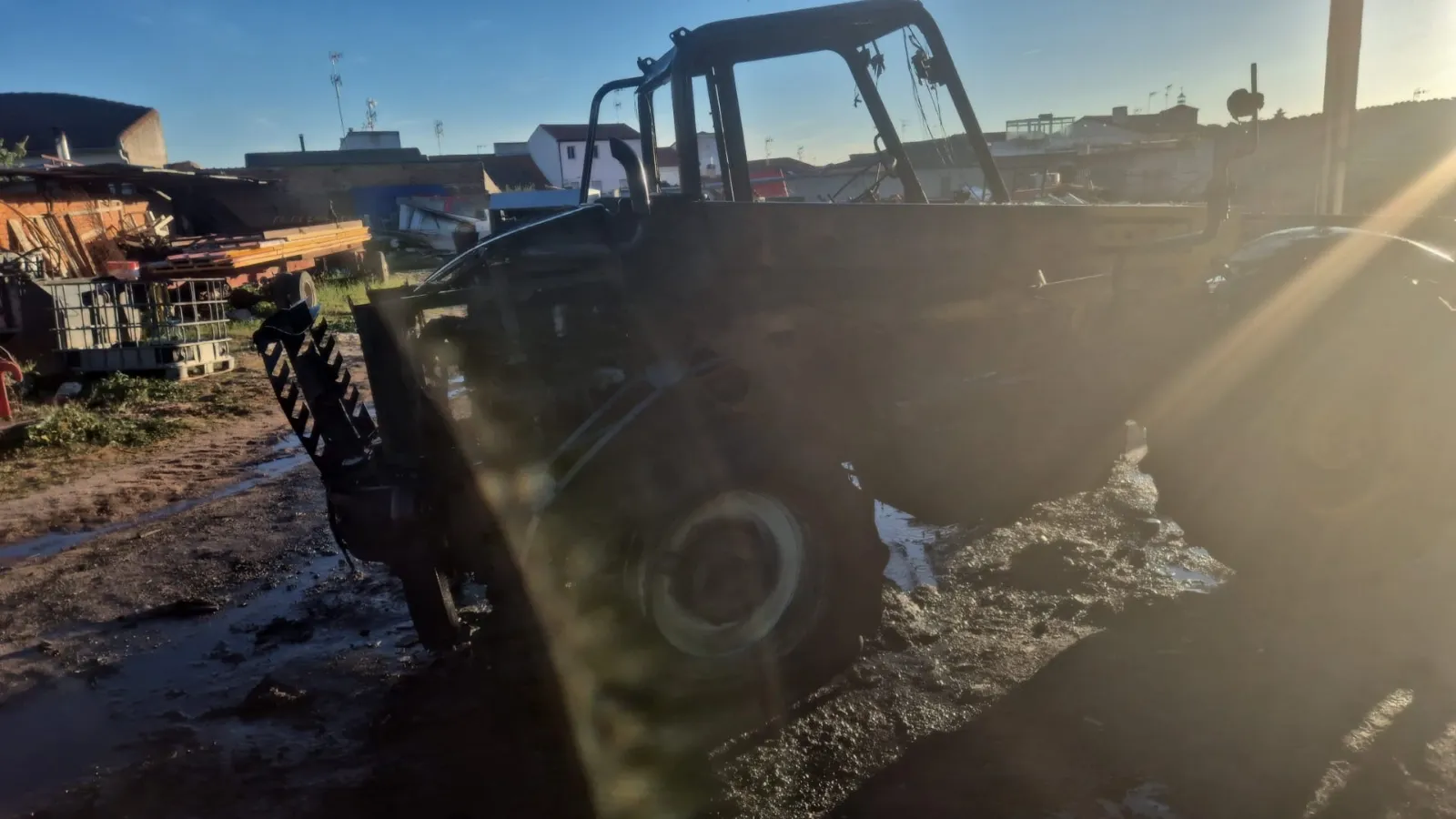 Foto 2 - Bomberos de Pe&ntilde;aranda sofocan un alarmante incendio en una maquina pesada en Macotera