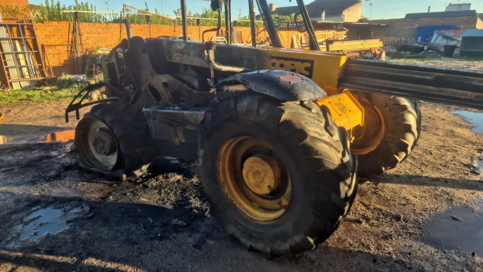 Foto 3 - Bomberos de Pe&ntilde;aranda sofocan un alarmante incendio en una maquina pesada en Macotera