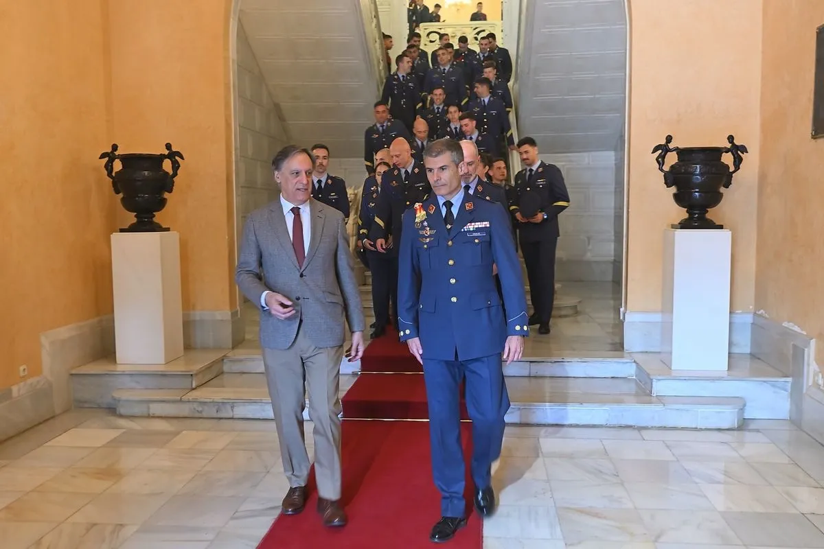 Foto 7 - Garc&iacute;a Carbayo nombra Hu&eacute;spedes Distinguidos a 76 alumnos de las academias del Aire en Matac&aacute;n