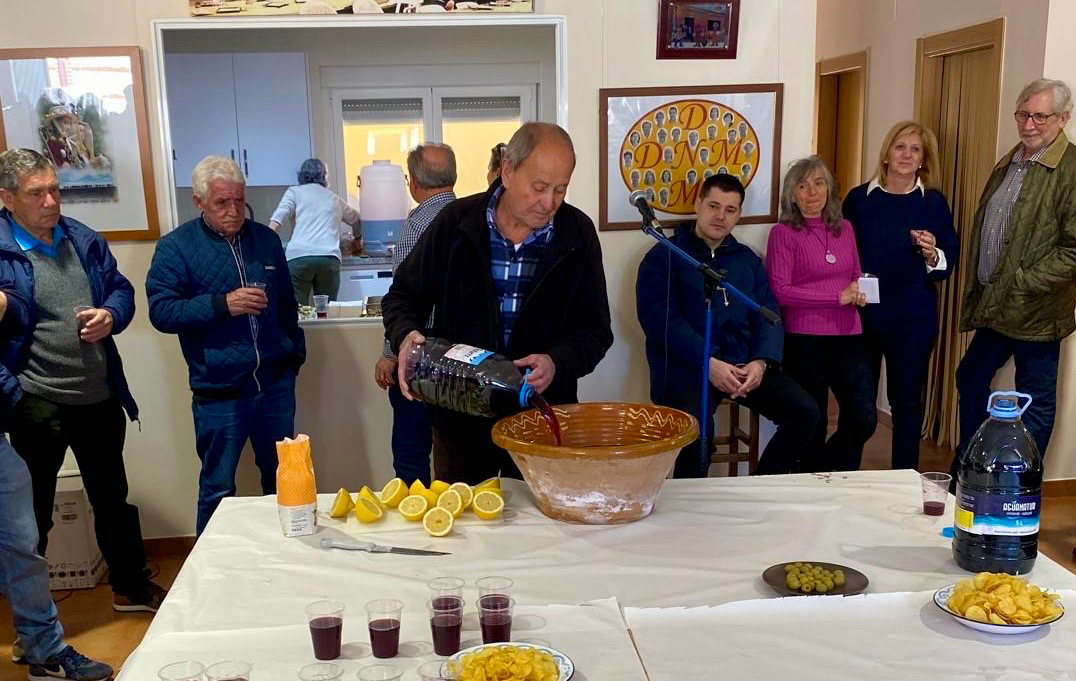 Limonadas, música y bailes protagonizan una exitosa quedada tradicional de Jueves Santo en Macotera