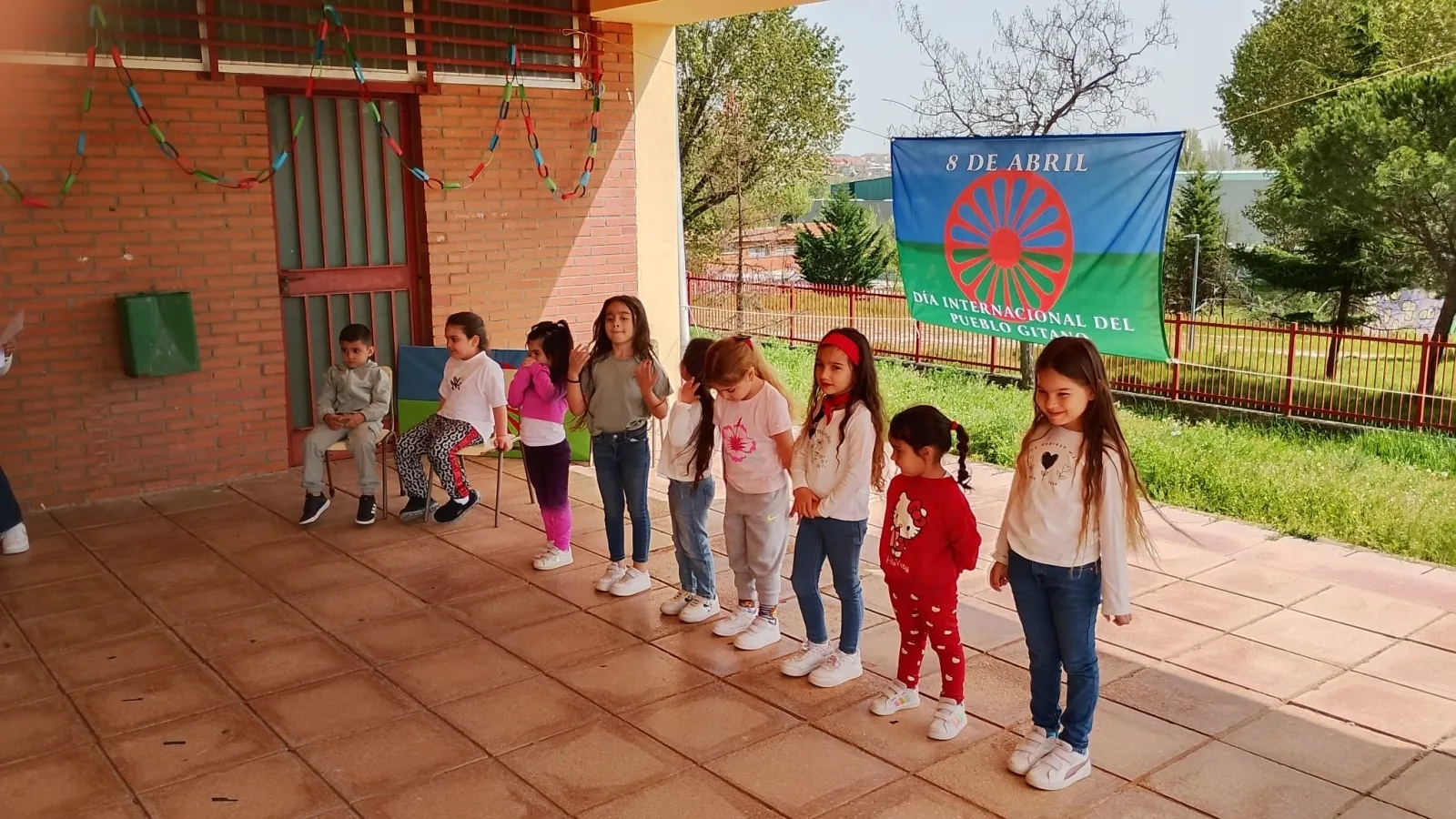 Foto 6 - El Colegio Buenos Aires conmemora el aniversario del pueblo gitano con m&uacute;sica y poes&iacute;a