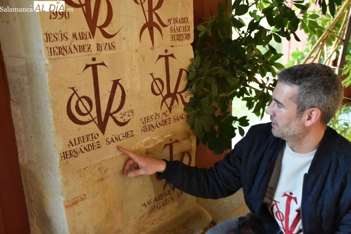 Miguel García, pintor de vítores en la USAL junto a algunas de sus obras | FOTOS: V. Martins 