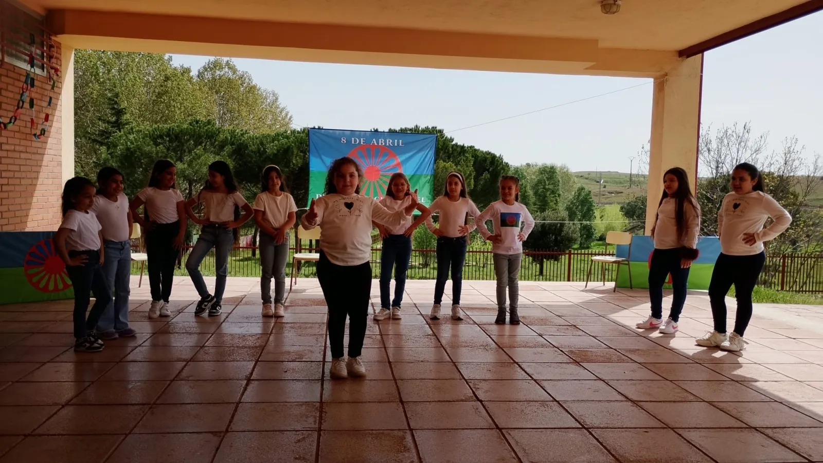Foto 9 - El Colegio Buenos Aires conmemora el aniversario del pueblo gitano con m&uacute;sica y poes&iacute;a