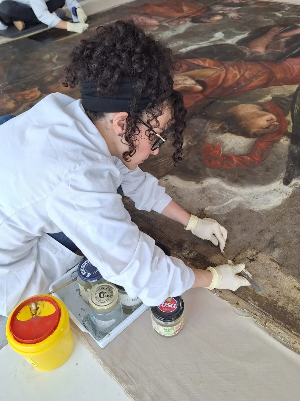 Visita de Rosa López al taller de Uffizi donde se restaura el cuadro de 'La Asunción de la Virgen', de Vitigudino
