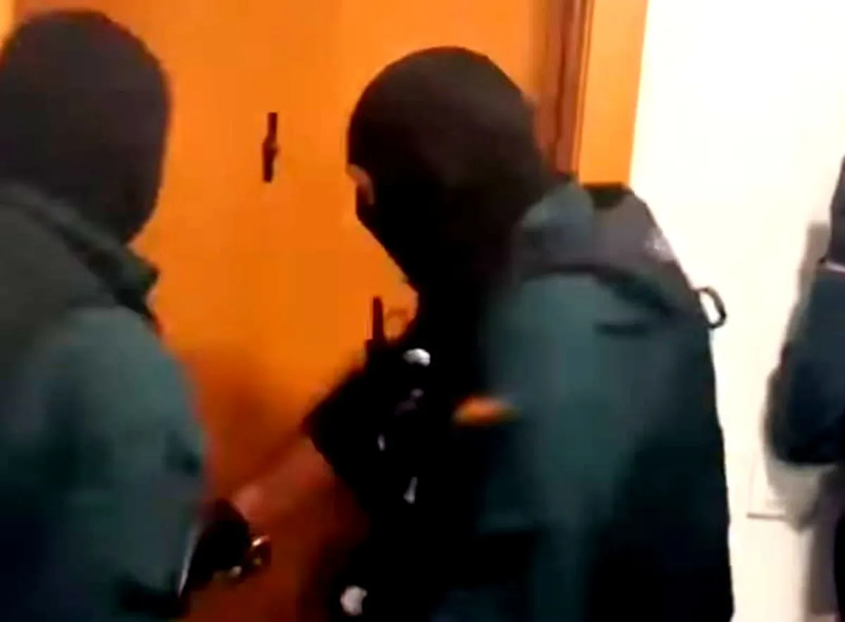 VÍDEO | Espectacular despliegue para capturar al atracador que asaltó con un cuchillo una gasolinera en Villares