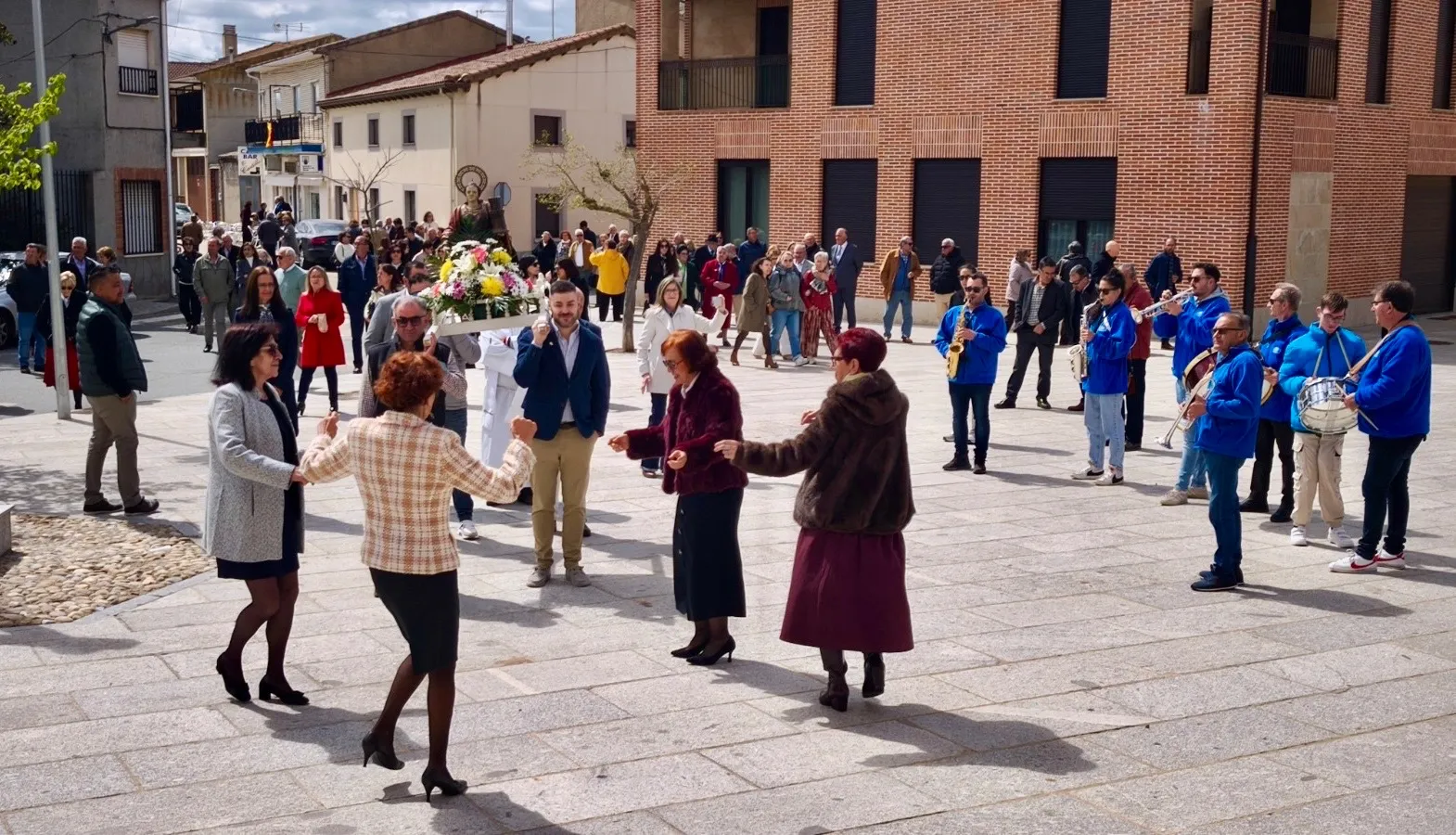 Foto 8 - Villoria se rinde a Santa B&aacute;rbara en una animada jornada de fe y tradici&oacute;n