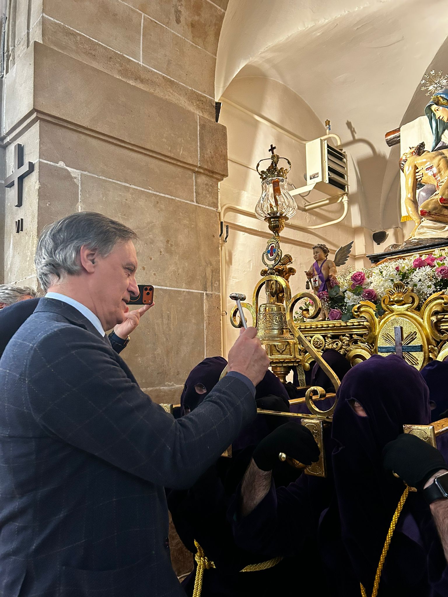 Carlos García Carbayo realiza la primera llamada de la Virgen de las Angustias