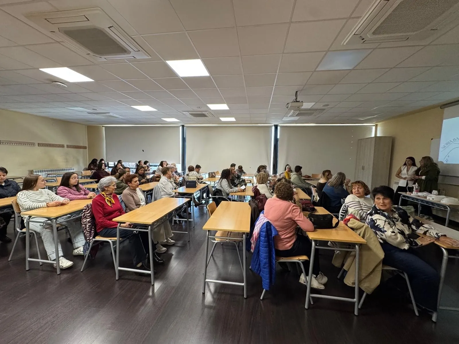 Unas 70 mujeres se interesaron por el taller de manicura