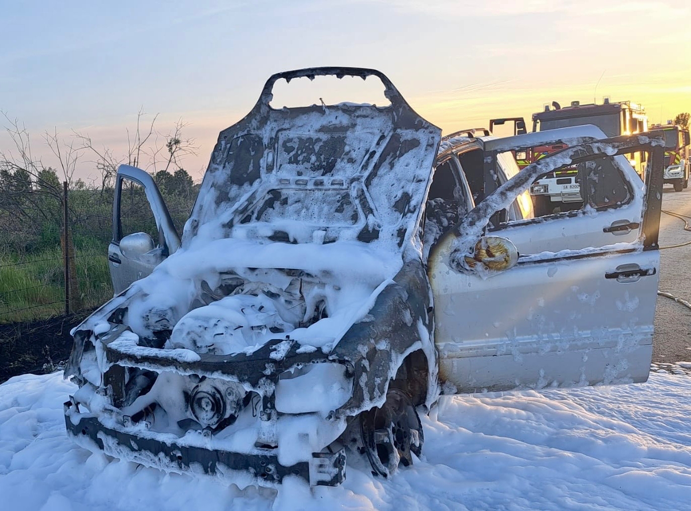 Sofocado un fuerte incendio en un vehículo en Ventosa del Rio Almar